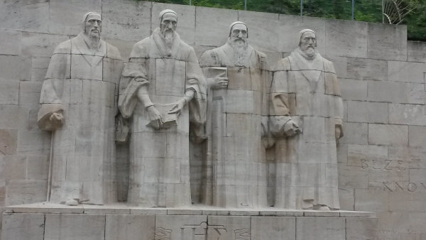 ▲제네바 빠스띠옹 공원에 세워진 종교개혁 400주년 기념비. 왼쪽부터 파렐, 칼빈, 베자, 낙스