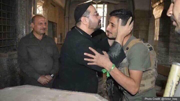 ▲이라크 교회의 신부가 연합군 소속 군인들과 기쁨의 키스를 나누고 있다. ⓒ이라크군 공식 트위터