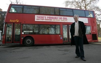 도킨스 교수가 ‘하나님은 없다’는 문구가 적힌 버스 앞에 서 있다. ⓒ크리스천포스트