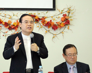 한기홍 목사가 11월 10일 열린 모임에서 이번 선거 결과에 관해 의견을 밝히고 있다.
