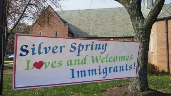 “실버스프링 교회는 이민자들을 사랑하고 환영합니다” 라는 내용으로 교체된 현수막. ⓒ페이스북