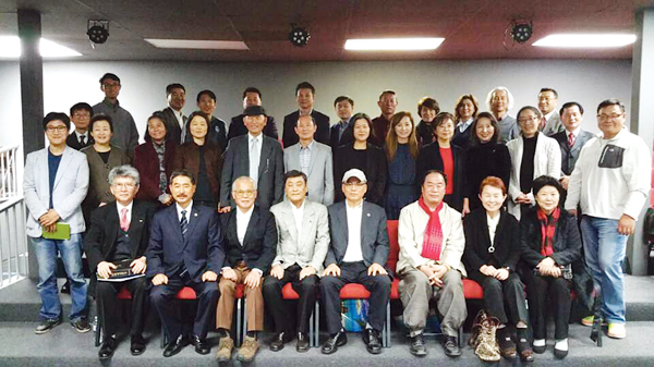 총회를 마친 회원 및 참석자들이 기념촬영을 하고 있다. (맨 앞줄 왼쪽으로부터 두 번째) 신임회장 정종오 원장.