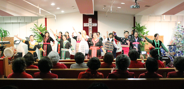 몽족 청소년들이 오직예수선교교회에서 워십댄스를 하고 있다.