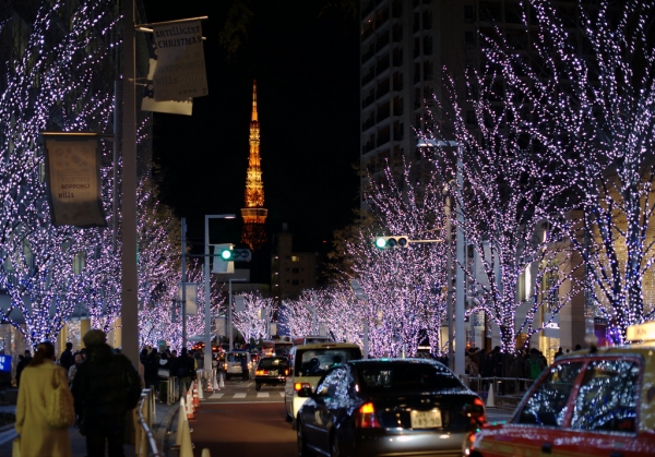 일본 도쿄타워 인근 도로 장식