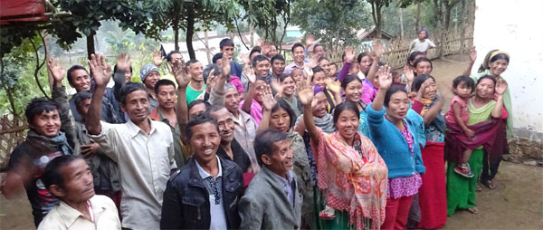 구호품을 받고 손을 흔드는 인도의 기독교인들. ⓒ오픈도어선교회