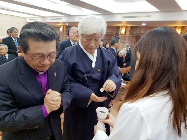 전명구 감독회장과 김영주 총무(왼쪽부터)가 성찬에 참여하고 있다.