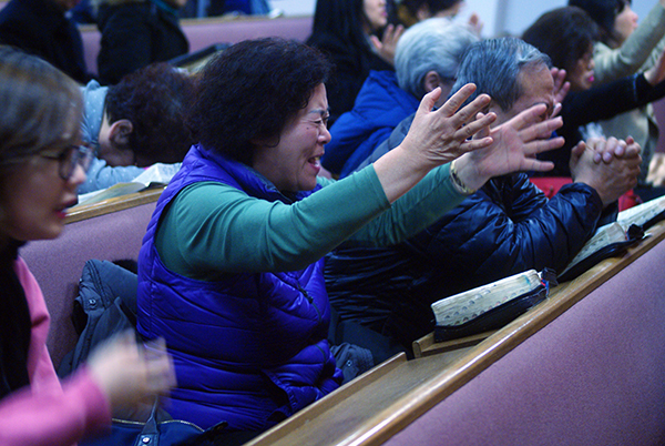 2017년 신년특별구국기도회가 세계성령운동본부 뉴욕협의회 주최로 7일 순복음연합교회에서 개최됐다. 참석한 목회자들과 성도들이 대한민국을 위해 뜨겁게 기도하고 있다.