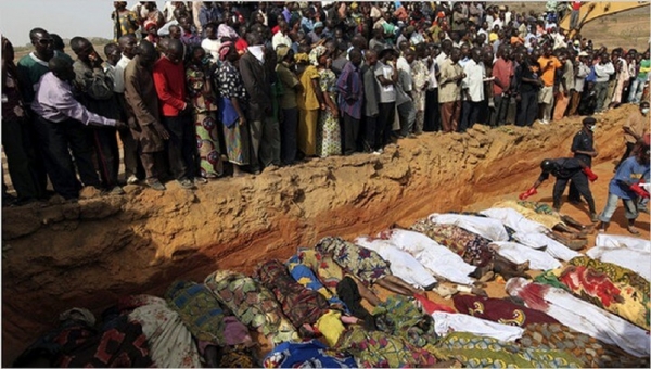 극단주의 무슬림인 풀라니 목자들에게 희생된 이들의 시신을 묻고 있는 나이지리아 교인들. 