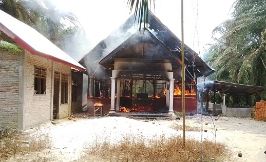 이슬람 극단주의자들의 공격을 받아 불타고 있는 인도네시아 특별자치구역 아체(Aceh)의 한 교회. ⓒ월드워치모니터 제공