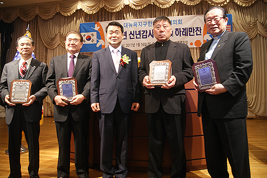 김홍석 회장(가운데)가 2017 목회자상과 2017 평신도상 수상자들과 함께 기념촬영을 했다.