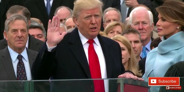 취임식에서 성경에 손을 얹고 선서하고 있는 도널드 트럼프 미국 대통령. ⓒPresident Donald Trump 2017 Supporters Tv 유튜브 영상 캡쳐