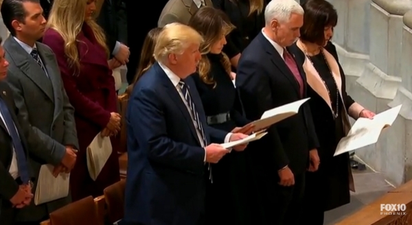 ▲좌석 앞 줄에 앉아 예배드리고 있는 도널드 트럼프 대통령 부부와 마이크 펜스 부통령 부부 . ⓒ보도영상 캡쳐