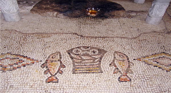 교회 제단 밑에는 다섯 덩어리 떡과 두 마리 물고기를 상징하는 타일이 장식되어 있다. 그런데 자세히 보면 떡은 네 덩어리뿐이다.