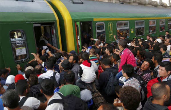 ▲시리아 난민들이 유럽으로 가기 위해 몸부림을 치고 있다. ⓒ오픈도어 선교회