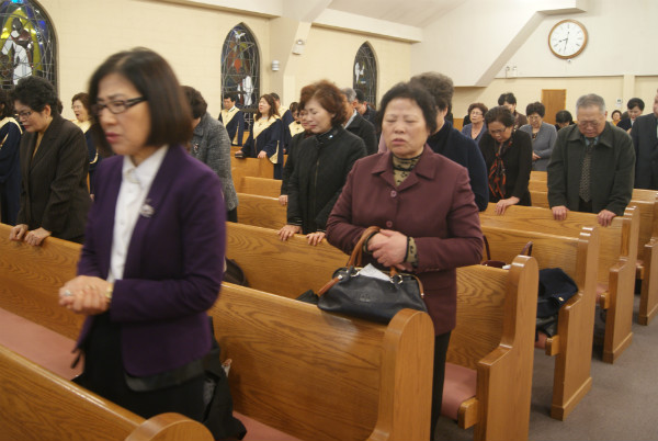 RCA 뉴욕한인교협이 주최하는 청지기 세미나 및 헌신예배가 지난 1월22일 신광교회에서 개최됐다. 참석한 평신도들이 기도하고 있다.