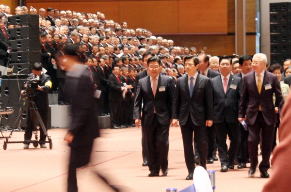 황교안 대통령 권한대행(왼쪽에서 두 번째)이 국가조찬기도회 행사장에 입장하고 있다. ⓒ이대웅 기자