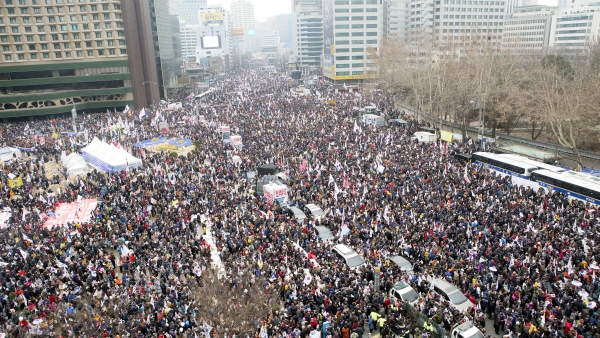 서울광장과 세종대로를 가득 메우고 있는 태극기 집회 참석자들. 