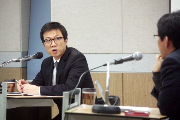 지난 2013년 11월 한 강좌 패널로 출연해 사회자와 대담하고 있는 김하나 목사. 