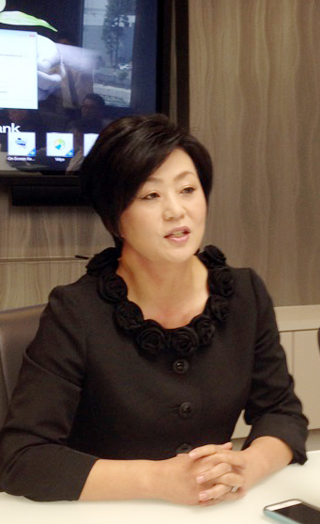 민 킴 행장이 오픈뱅크의 나눔 사역을 소개하고 있다.