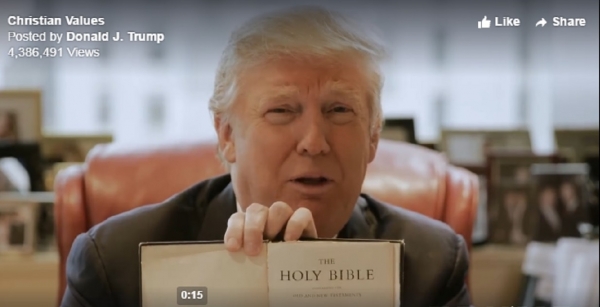 어머니에게서 물려받은 성경책을 소개하고 있는 트럼프 대통령. ⓒ유튜브 동영상 캡쳐