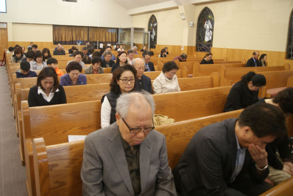 2017 AKRCA 뉴욕교협 연합부흥성회에 참석한 목회자들과 성도들이 기도하고 있다.
