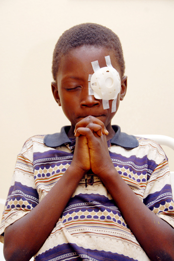 개안 수술을 받은 아프리카 어린이