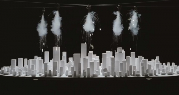 “Rolling in the Deep”의 뮤직비디오에 나오는 모형도시. 공중에서 내리는 불꽃에 이내 불타올라 잿더미가 된다.