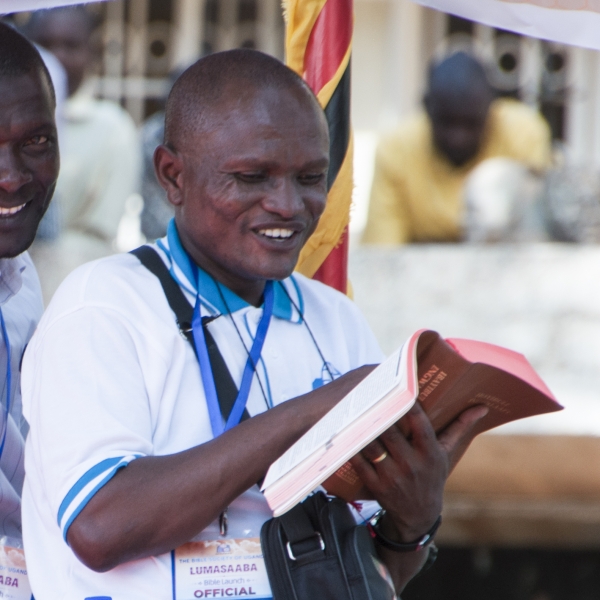 지난해 말 우간다 루마사바어 성경 봉헌식에서 한 성도가 기뻐하고 있다. ⓒ대한성서공회 제공