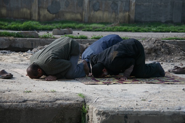 ▲이집트 무슬림들이 기도시간에 맟춰서 거리에서 기도하고 있다. ⓒFIM 국제선교회