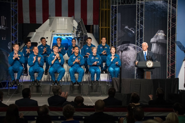마크 펜스 부통령이 지난 7일 12명의 우주비행사 후보 발표식에서 연설하고 있다. 뒤줄 오른쪽 끝이 자니 김.