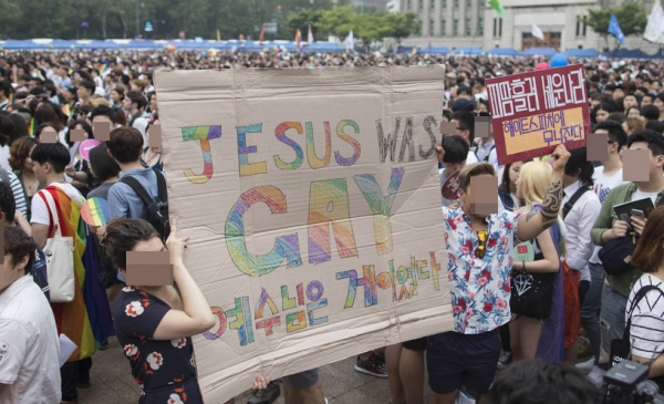 
▲지난 퀴어문화축제에서 '예수는 게이였다'는 글귀를 펼쳐 보이는 이들