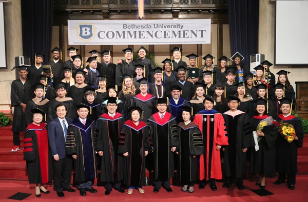 베데스다대학교 졸업식에서 60명이 졸업했다. 