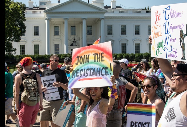백악관 앞을 지나가는 LGBTQ 퍼레이드 참가자들.