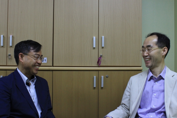▲2015년 인터뷰에서 함께한 심현찬 원장(왼쪽)과 정성욱 교수