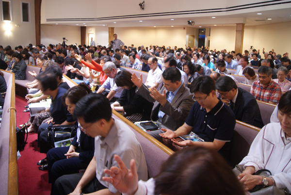 2017년 호산나복음화대회에서 참석자들이 뜨겁게 기도하고 있다.