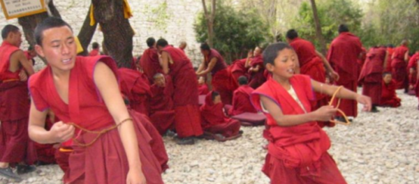 [출처=티베트 승려들,위키피디아]