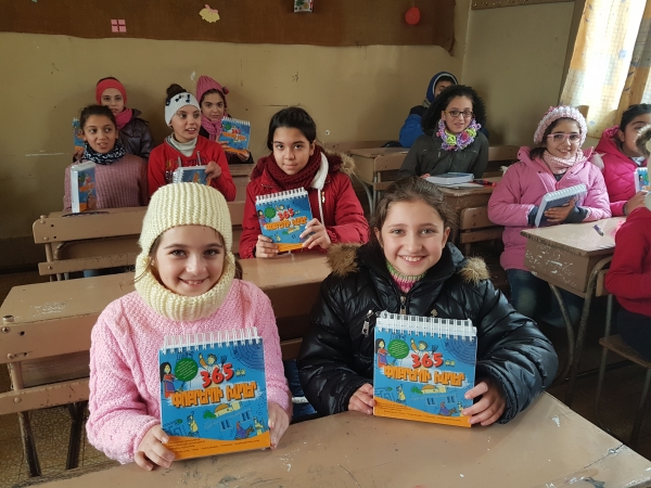 주일학교 성경 교재를 받은 시리아 어린이들.