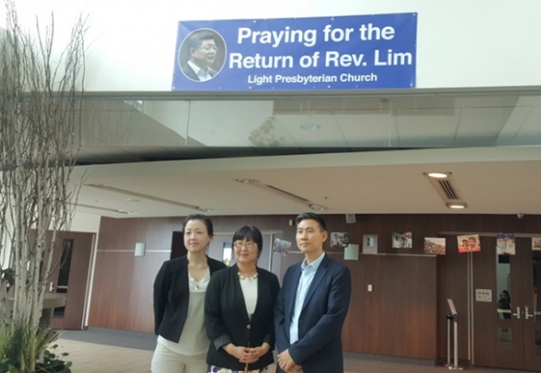 캐다아 연아마틴 상원의원이 지난 22일 큰빛교회를 방문, 교인들과 함께 임현수 목사의 석방을 위해 정부의 노력을 촉구했다. ©RFA
