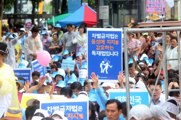 ▲퀴어문화축제와 동성애를 반대하는 국민대회 피켓들 ⓒ김진영 기자