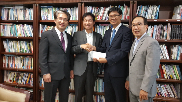 연합장로교회가 재미한국학교 학술대회를 위한 후원금을 전달했다.