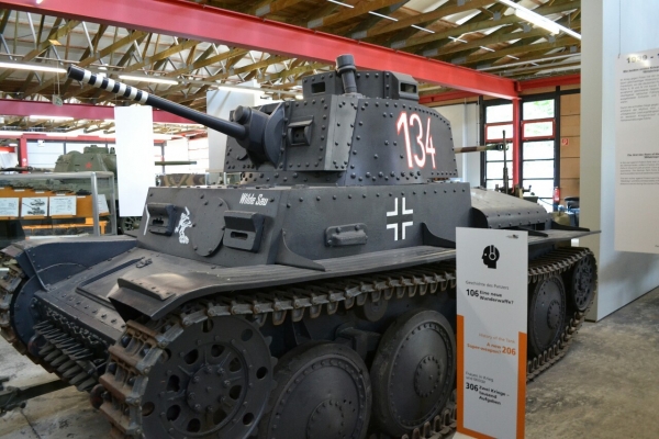 독일 육군이 폴란드와 프랑스 침공 당시 기갑부대 주력전차로 활용했던 팬저 38T 탱크. 지지부진하게 전개되는 참호전의 개념을 해체한 무기로 연합군에겐 공포의 대상이었다.