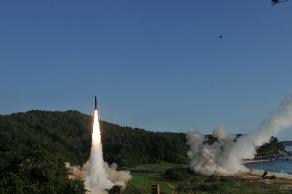 ▲한미 미사일 부대가 지난 7월 5일 북한의 거듭되는 미사일 도발에 대응해 동해안에서 한미 연합 탄도미사일 사역을 실시하던 모습 ⓒ합참
