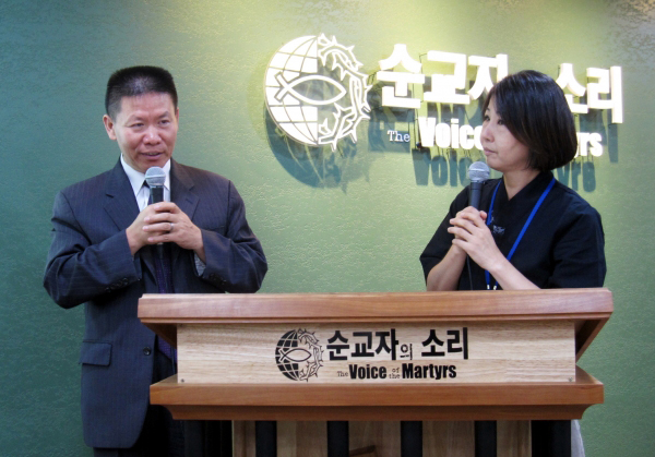 차이나에이드 대표 밥 푸 목사(왼쪽)가 중국의 박해 현황에 대해 소개하고 있다. 통역은 한국 순교자의소리 회장 폴리 현숙 박사(오른쪽)가 맡았다. 