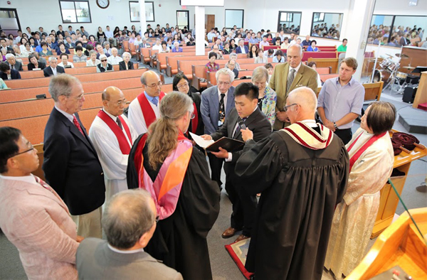 폴 리 목사가 RCA 뉴욕노회 목회자들과 한인 목회자들에게 안수를 받고 있다.