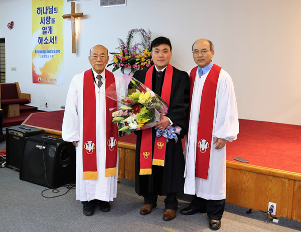 이은수 한인동산장로교회 원로목사(사진 왼쪽), 폴 리 목사(가운데), 한인동산장로교회 담임 이풍삼 목사(오른쪽)이 기념촬영을 했다.