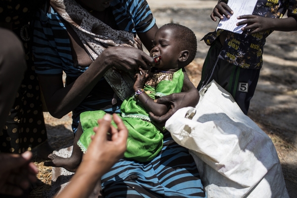 ▲아프리카 남수단에서 심각한 영양 실조로 죽음 위기에 내몰린 한 어린이에게 긴급영양실조치료식을 먹이고 있다(사진은 기사와 직접적인 관련이 없습니다). ⓒ유니세프 제공
