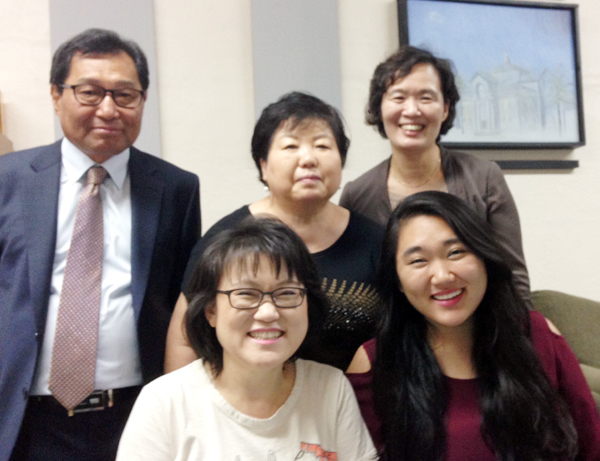 재스민 박 양(앞줄 오른쪽)과 가족 및 친지들