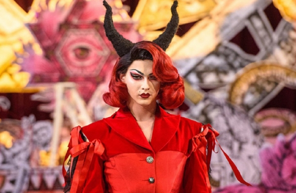 영국 크리스천투데이는 25일(현지시간) 런던 영국성공회가 딜라라 판디코글루라는 터키의 유명 패션 디자이너를 초청해 패션쇼를 열었는데, 모델들이 사탄의 상징을 하고 등장해 논란이 일고 있다고 보도했다.