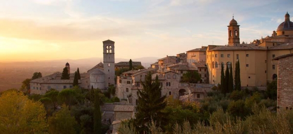 이탈리아 아시시에 위치한 성 프란치스코 수도원과 대성당.