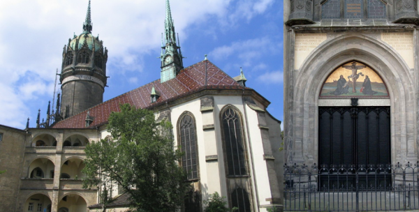 루터가 95개조 반박문을 게시한 독일 비텐베르크의 모든 성인들의 교회 전경(왼쪽)과 교회 정문(오른쪽).
